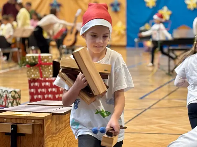 Ein Weihnachtsmedley aller Klassen sowie das Gedicht „Frohe Weihnachten“ rundeten die zauberhafte Feier ab.