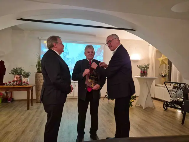 Hein Plamenig (Mitte) wurde mit dem Melvin Jones Preis geehrt.  | Foto: Lions Club Dobratsch