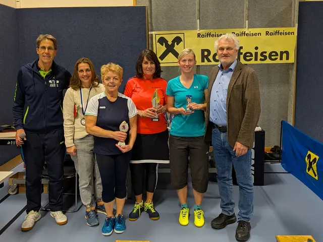 Die besten Tischtennisdamen mit TTV-Obmann Gernot Schwaiger (li.) und Bgm. Gerhard Obermüller (re.) 