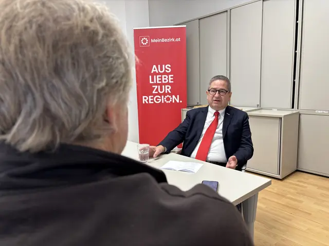 MeinBezirk-Redakteur Peter Zezula im Gespräch mit Thomas Schaden, Präsident des Sozialdemokratischen Wirtschaftsverbandes (SWV) und selbst Geschäftsmann. | Foto: Thomas Santrucek