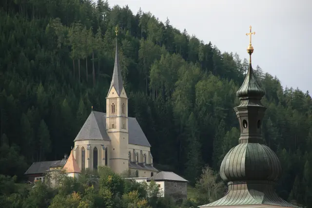 (Archiv-/Symbolfoto) Hinten die Wallfahrtskirche St. Leonhard bei Tamsweg. Vorne die Turmspitze der Pfarrkirche Tamsweg. | Foto: pjw
