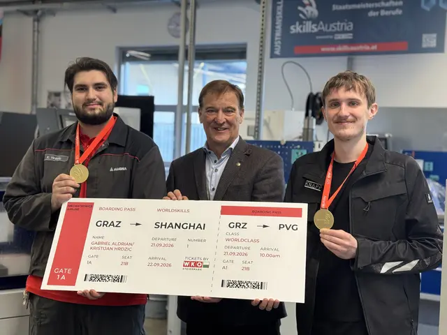 Symbolische Übergabe des WM-Tickets: Landesinnungsmeister Herbert Brunner (M.) mit dem steirischen Mechatroniker-Duo Kristijan Hrdzic (l.) und Gabriel Aldrian (r.) | Foto: CS