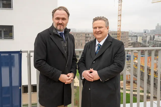 Am Freitag gab es einen Besuch des EU-Kommissars für Energie und Wohnungswesen Dan Jørgensen (li.) zusammen mit Bürgermeister Michael Ludwig (re.) (SPÖ) im "Village im Dritten". | Foto: Valentina Marinelić/MeinBezirk
