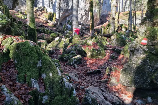 Sehr beliebt sind die urigen "Steinklüfte" bei Kindern, die sich hier gut verstecken können.
