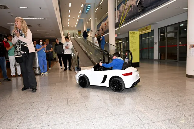 Julians Kliniktour sorgte für Aufsehen - und es gab viel Applaus für den jungen Piloten ...