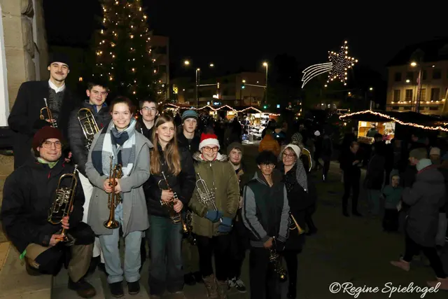Mit den Turmbläsern der Musikschule Oberes Wiental unter der Leitung von Carina Heindl ging es in den dritten Advent-Sonntagabend.