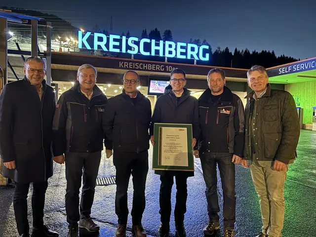 Die Wirtschaftskammer gratulierte mit Urkunde: Michael Gassner, Karl Fussi, Erich Moser, Martin Moser, Reinhard Kargl und Albert Brunner. | Foto: MeinBezirk/Stefan Verderber