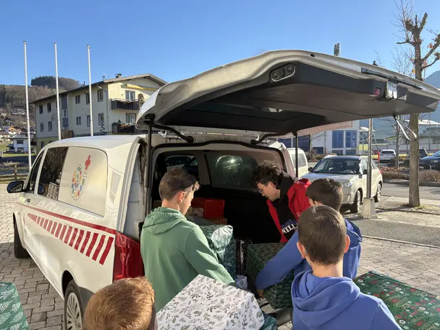Tirols Schüler und Schülerinnen zeigen Solidarität. 1.400 Weihnachtspakete haben sie zusammengestellt und liebevoll in Geschenkpapier gehüllt. Und auch beim Verladen packen sie noch fleißig mit an.  | Foto: Jugendrotkreuz Tirol | Iris Handle