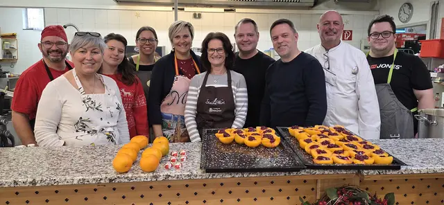 LA Bürgermeister Christian Samwald (4. v. r.) und sein SPÖ-Team bekochten rund 100 Ternitzer im soogut Sozialmarkt Ternitz. | Foto: Stadtgemeinde Ternitz
