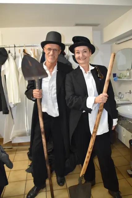 Auf der Bühne überraschten bei jeder Aufführung andere Totengräber: Am 14.12. waren Toni Innauer und Sybille Brunner mit augenzwinkernden Dialogen dran: Der Skispringer muss beim Blick auf den Friedhof immer ans Hupfen denken, und die ORF-Moderatorin zweifelt an der Wahrheit der Meldungen in "Tirol Heute". 