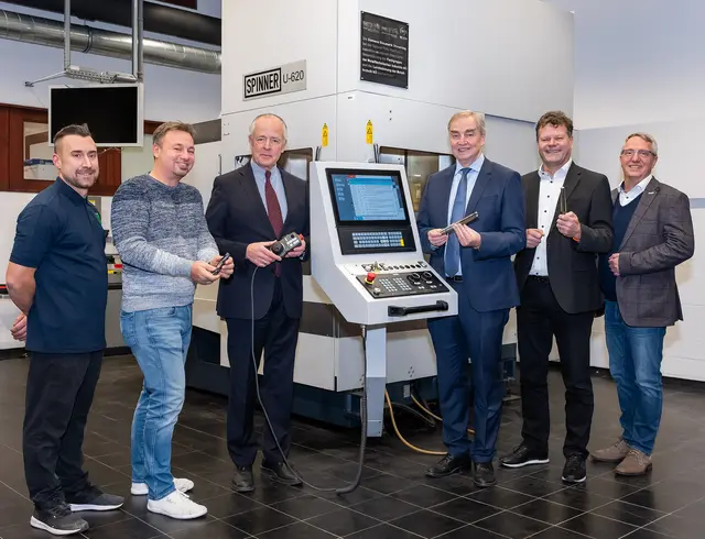 WIFI NÖ-Werkstättenleiter Zerspanung/Gebäudeinstallation, Patrick Zöchling; Geschäftsführer der Landesinnung der Metalltechnik NÖ, Michael Bergauer; Obmann der Fachgruppe Metalltechnische Industrie NÖ, Veit Schmid-Schmidsfelden; WIFI NÖ-Institutsvorstandsvorsitzender Christian Moser; WIFI NÖ-Institutsleiterin-Stv. Johannes Zederbauer und Geschäftsführer der Fachgruppe Metalltechnische Industrie NÖ, Alexander Schrötter, vor der neuen CNC-Werkzeugmaschine im WIFI St. Pölten. | Foto: Andreas Kraus