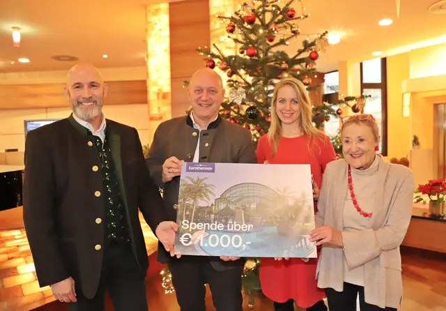 Martin Grabner,  Betriebsratsvorsitzender EurothermenResort Bad Ischl (Hotel Royal), Andreas Nöhammer,  Direktor des Hotel Royal und des EurothermenResorts Bad Ischl, Ursula Kienberger Teamleitung MAS Alzheimerurlaub Bad Ischl, und Felicitas Zehetner, Obfrau und Gründerin der MAS Alzheimerhilfe Bad Ischl. | Foto: Hörmandinger