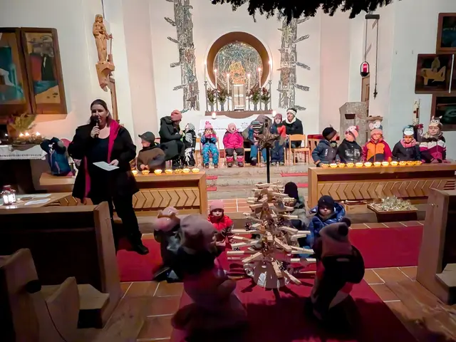 Kindergartenleiterin Katrin Schreder (li.) freute sich mit ihrem Team über den gelungenen Auftritt ihrer Schützlinge beim Adventsingen in der Clemens Holzmeisterkirche