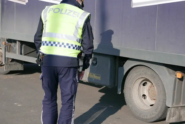Bei der Kontrolle konnte festgestellt werden, dass am Lkw zahlreiche nicht genehmigten Leuchten angebracht waren. | Foto: BRS/Auer / Symbolbild
