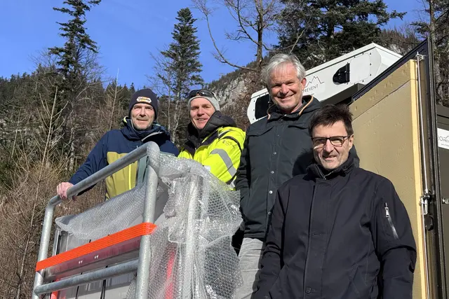 Martin Harter (Stabsstelle Salzburg Digitalfunk BOS Austria beim Land Salzburg), Jochen Schöndorfer (Stabsstelle Salzburg Digitalfunk BOS Austria beim Land Salzburg), Gerald Valentin (Landesgeologischer Dienst Land Salzburg) und Bürgermeister Josef Hohenwarter (Weißbach bei Lofer) | Foto: Land Salzburg/Melanie Hutter