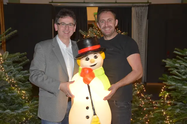 Wolfgang Keiblinger und Alby Ndokay bevorzugen beide einen echten Weihnachtsbaum.  | Foto: Müller