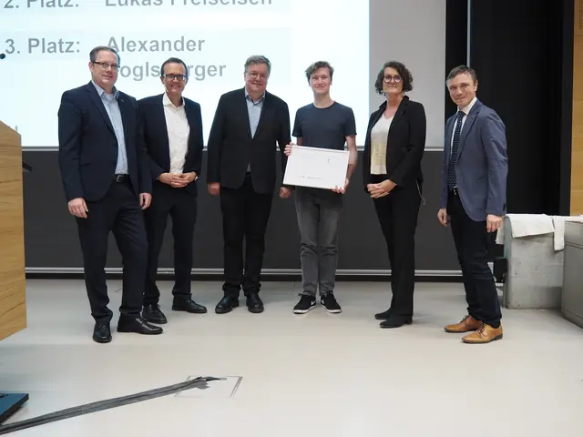 Preisverleihung: JKU-Rektor Stefan Koch, Hermann Sikora, Paul Grünbacher, Preisträger Tobias Herber, Gabriele Kotsis und Ronald Bieber (v.l.n.r.) | Foto: Wiesinger/JKU