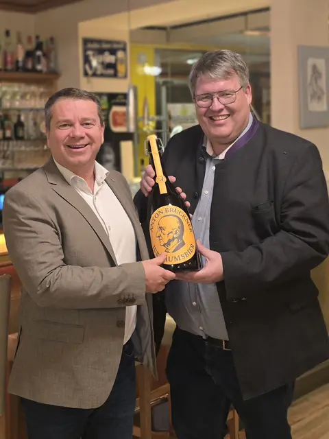 Bürgermeister Christian Partoll mit Wirt Thomas Stockinger. | Foto: Stadt Ansfelden