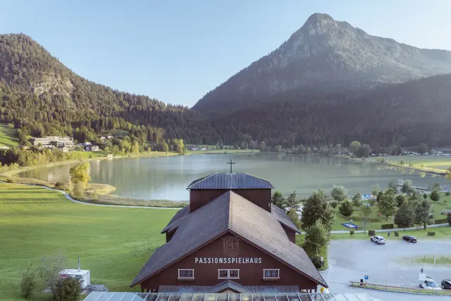 Das Passionsspielhaus Thiersee – seit 1926 ein kultureller Anker der Region. Im Jahr 2026 erlebt es ein besonderes Jubiläum.  | Foto: TVB Kufsteinerland / Alex Gretter
