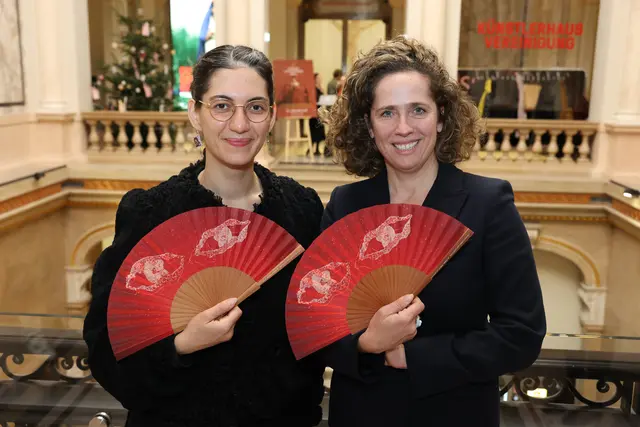 Designerin Noushin Redjaian (l.), die den künstlerisch gestalteten Fächer entworfen hat, gemeinsam mit Christina Meinl (r.) vom Damenspenden-Sponsor Julius Meinl. | Foto: Katharina Schiffl