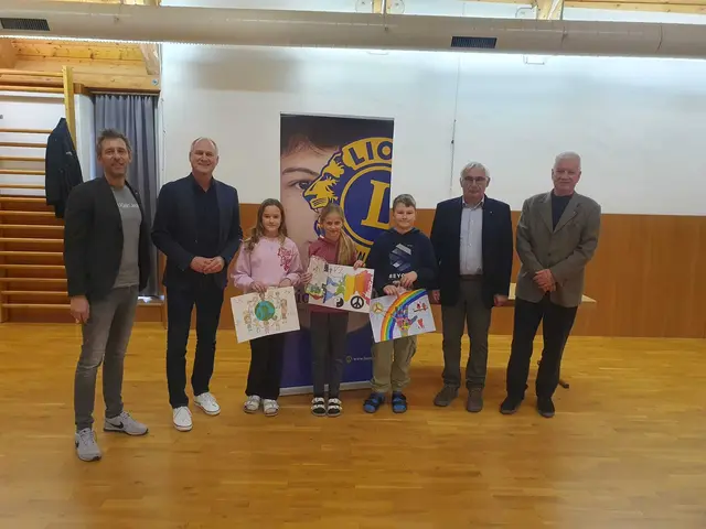 Direktor Alexander Praßl, Hannes Schuster, Kurt Maitz und Gerhard Pracher mit den drei Preisträgern des Friedensplakatwettbewerbs Anika, Anna und Max von der Mittelschule Bad Radkersburg | Foto: Lions Club