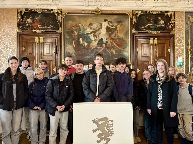 Die Schülerinnen und Schüler genossen die Exkursion mit politischem Hintergrund.  | Foto: Thomas Kuchling 