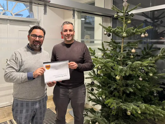 Bürgermeister Mag. Dietmar Ruf und Vizebürgermeister Ing. Kaldun Hana präsentieren den neuen Voranschlag 2026. | Foto: Stadtgemeinde Gerasdorf