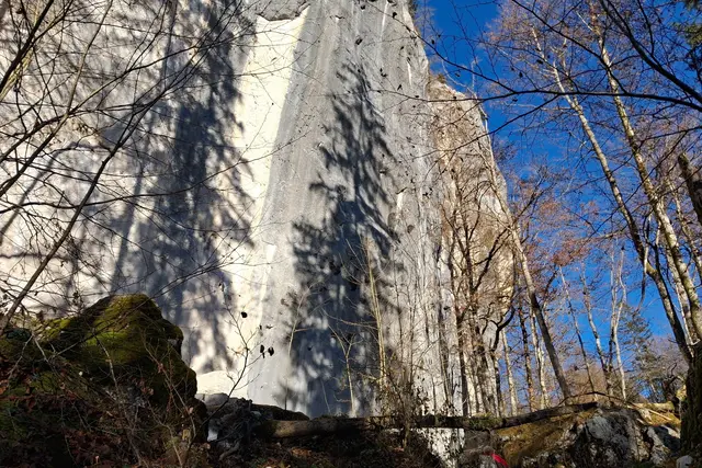 ....man geht entlang riesiger Felsen, die bei Kletterern sehr beliebt sind.
