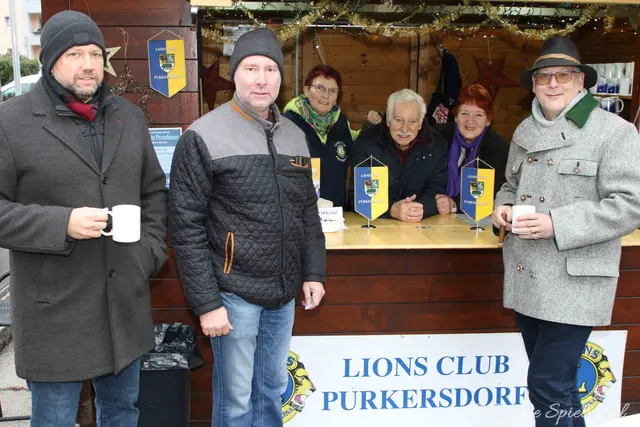 Die Eröffnung ließ sich auch Tullnerbachs Bürgermeister Paul Porteder nicht entgehen. Hier mit BGM Josef Rothensteiner und Christian Umshaus am Stand des Lions Club Purkersdorf mit Herta Holub, Johann und Anneliese Hügel. 