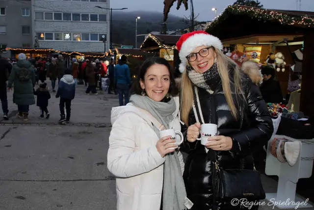Tamara Thin und Dir. Ulrika Kraft waren zufrieden mit ihrem Schülerchor. Diese verzauberten die Eltern und Großeltern die zur Erinnerung natürlich das Handy für Filmchen zückten. 
