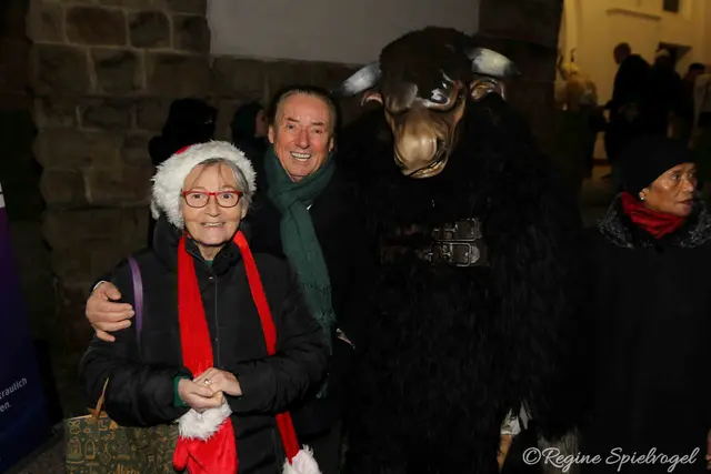 Das bunte Treiben schauten sich Herta Zahnt und Helmut Scherbaum aus nächster Nähe an.