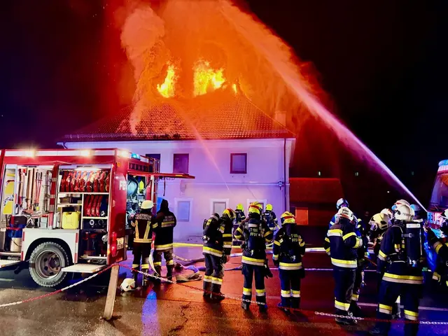 Am 17. Dezember 2025 stand ein Dachstuhl in St. Michael am Zollfeld in Vollbrand. | Foto: Fire Veiter - FF St.Veit/Glan