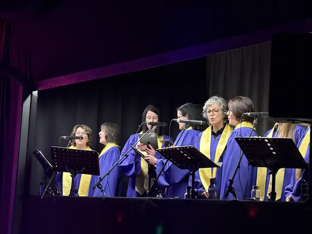 Mitgewirkt haben auch Chorsängerinnen. 