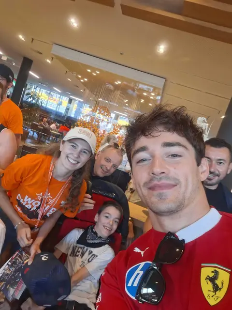 Unvergessliche Momente: Ferrari-Star Charles Leclerc stellte sich für ein Selfie zur Verfügung. | Foto: Freizeit-PSO