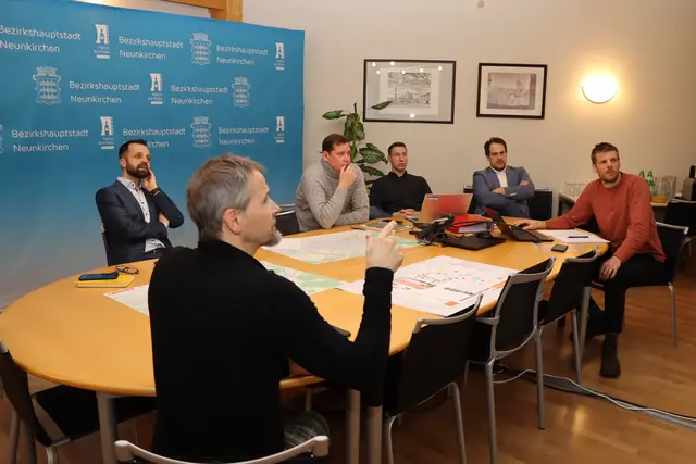 Projektleiter Stadtrat Armin Zwazl, Markus Frewein (verkehrplus), Baudirektor Christian Humhal, Baudirektor-Stv. Peter Buchleitner, Stadtamtsdirektor Christof Holzer und Jürgen Sorger (verkehrplus), beim Workshop. | Foto: Stadtgemeinde Neunkirchen