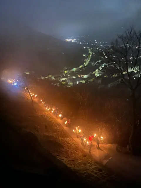 Ein stimmungsvolles Bild boten die Fackelwanderer von oben. | Foto: Gesunde Gemeinde Hainburg