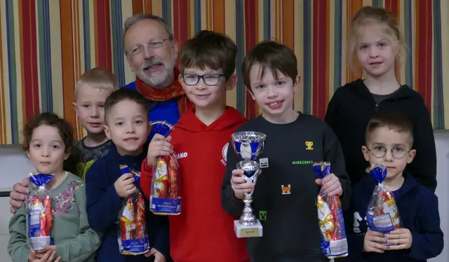  In der U8 konnte Konstantin Grünanger (3. v. r.) mit 4,5 Punkten vom SK Taufkirchen/Pram einen Heimsieg feiern.  | Foto: Schacklub Taufkirchen