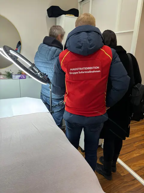 Der Gruppe Sofortmaßnahmen, der Polizei und weiteren städtischen Behörden gelang es gemeinsam, am Freitag die mittlerweile neunte illegale Schönheitsklinik auszuheben.  | Foto: Gruppe Sofortmaßnahmen