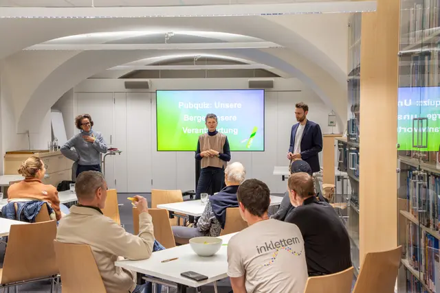 Karin Dullnig, Klimaschutzbeauftragte des Alpenvereins Graz, Barbara Hammerl (l.) und Wigand Gössling (beide vom Stadtlabor) luden zum Pubquiz und informierten über die Ziele des Vereins im Rahmen von Gemma Klima. 
 | Foto: Böttger / FH JOANNEUM