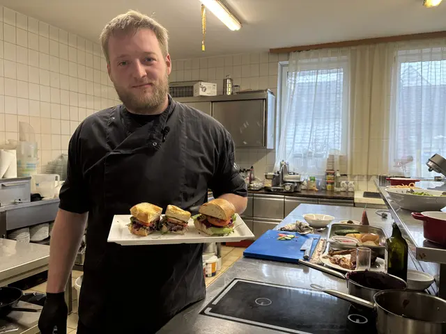 Sascha J. Bierbaum vom Sonnenhof Schattendorf zeigt, was man aus Resten vom Weihnachtsessen kochen kann. | Foto: Jennifer Flechl