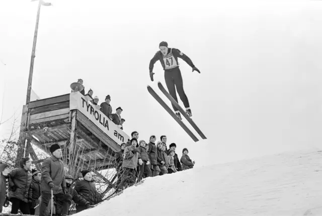 Skispringen auf der Skisprungschanze am Himmelhof in Wien. Der Sieger Hubert Lechner von Union Mürzzuschlag. Hietzing. 25. Jänner 1970.  | Foto: APA-Images / brandstaetter images / Votava