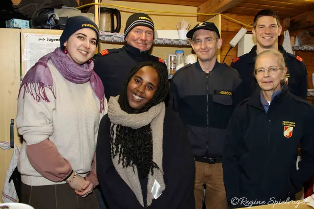 Auch die Pressbaumer Feuerwehr war mit einem Stand vorort. Sie boten neben Ofenkartoffeln auch Nutella oder Marillenmarmelade-Palatschinken an.