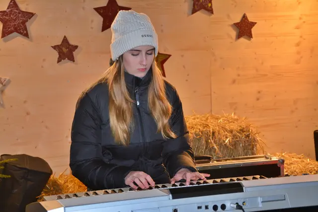 Anna Kolussi (Keyboard)