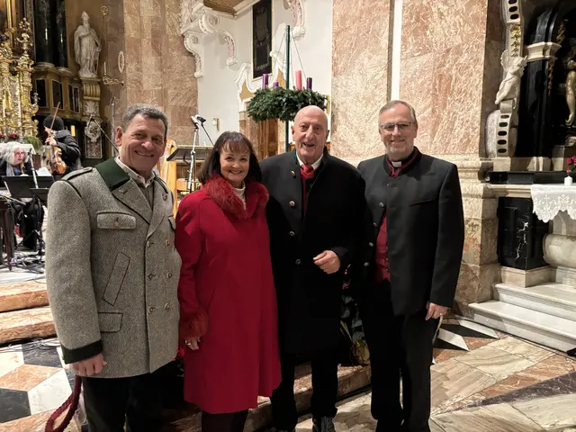 Trugen „Weihnachten in den Bergen“ auch heuer mit Herz und Engagement: Franz Posch, die Veranstalter Martina und Georg Astenwald sowie Propst Jakob Bürgler im Innsbrucker Dom St. Jakob.    | Foto: MeinBezirk/René Rebeiz
