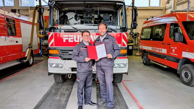 Abschnitts-Feuerwehrkommandant Clemens Mlczoch überreichte das Ernennungsdekret an seinen neuen Stellvertreter Manuel Studener. | Foto: FF Ebelsberg