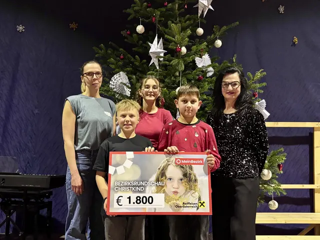 Spendenübergabe für die BezirksRundSchau Christkind-Aktion: von rechts Direktorin Maria Reindl, Schüler sowie Elternvereins-Obfrau Isabella Hörstorfer. | Foto: MeinBezirk Perg/Köck