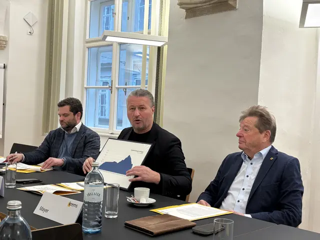 BGM Molnar präsentiert die Entwicklung der Schulden der Stadt. | Foto: sg