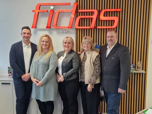 Manuel Semmler (Steuerberater Fidas), Nora Gödöllei, (Bilanzbuchhalterin Fidas) mit Simona Pichler und Ingeborg Krainer von zam sowie Hartmut Kleindienst, AMS-Regionalstellenleiter | Foto: Fidas
