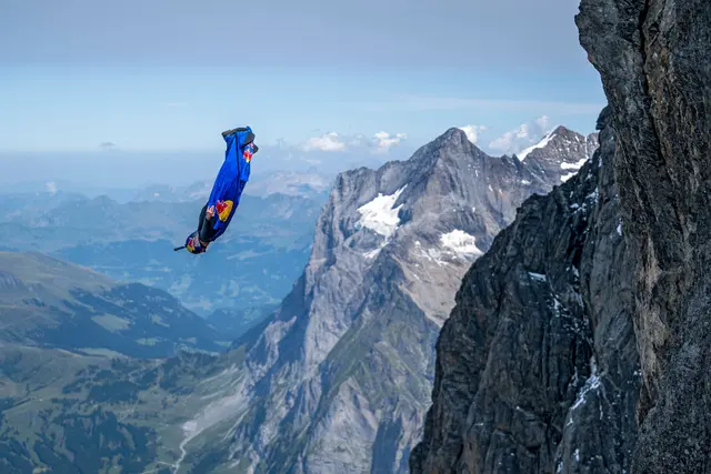 Peter Salzmann bricht Geschwindigkeitsweltrekord mit  347km/h Wingsuit B.A.S.E. Sprung | Foto: Joerg Mitter / Red Bull Content Pool