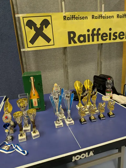 Die Ehrenpreise für die Kirchdorfer Tischtennis-Gemeindemeisterschaft (gespendet von der Raiffeisenbank Kössen-Kirchdorf und Polsterwerkstatt Memo Küstür)